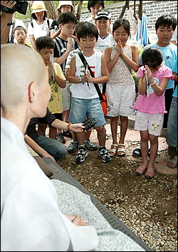 한국어린이식물연구회 소속 어린이들이 두손 모아 지율스님을 위한 기도를 하고 있다. 